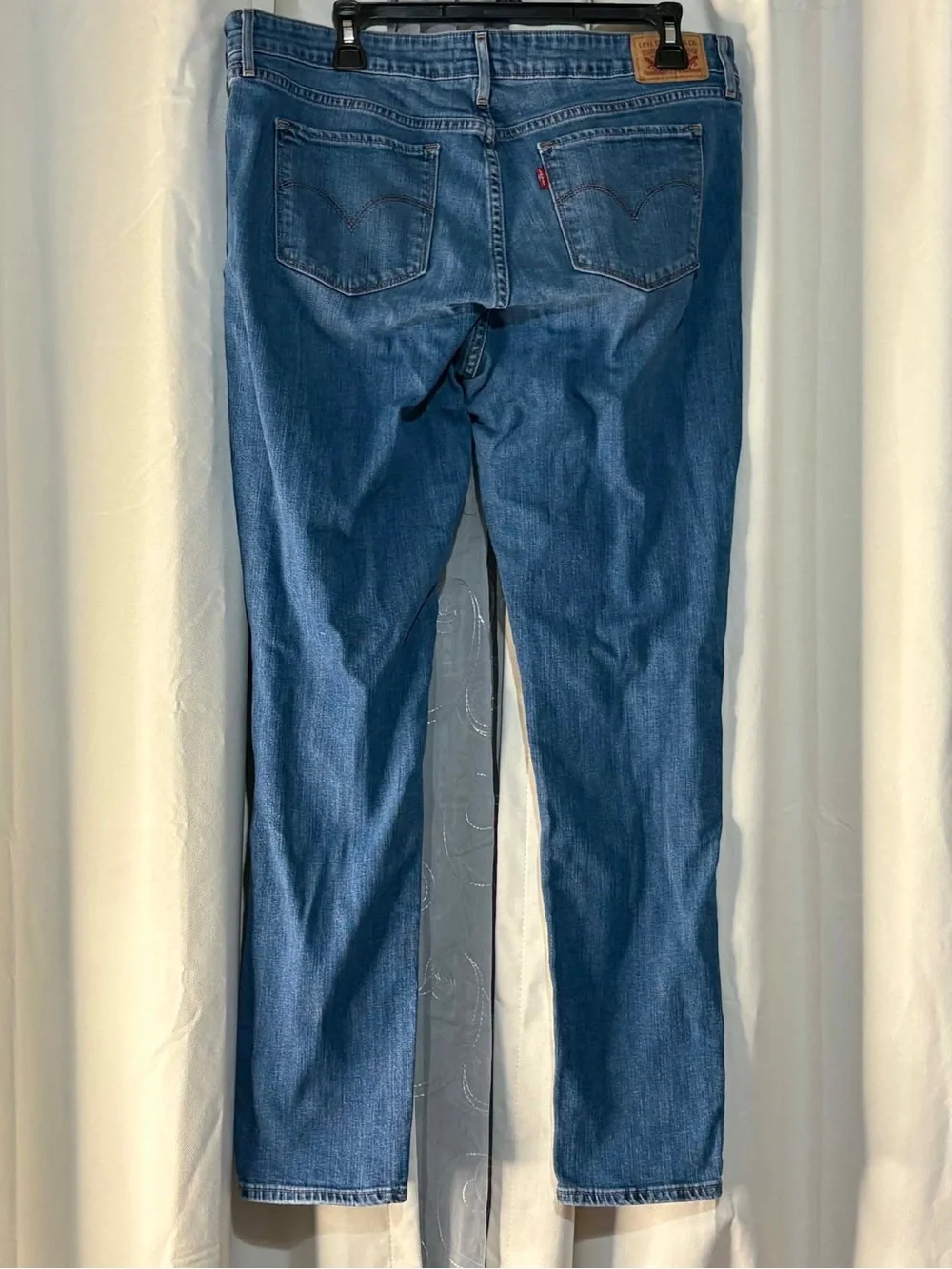 Levi's Mid Rise Women's Skinny Jeans in Medium Blue Wash size 33 x 32”
